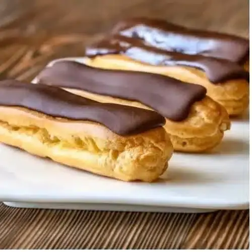 Éclairs au chocolat disposés sur une assiette