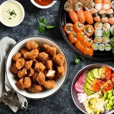 Assortiment de plats cuisinés, poké et snackings