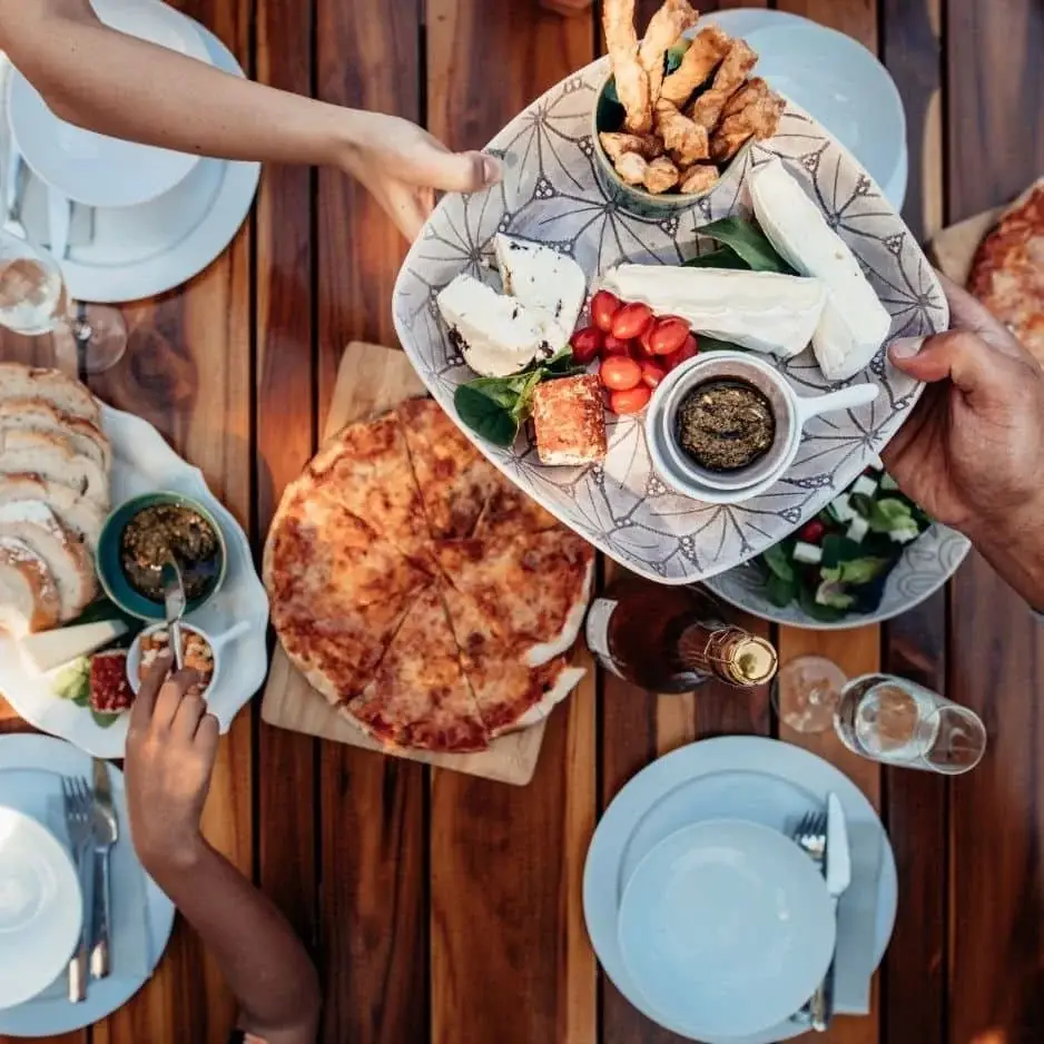 Assortiments de plats, salade et produits anti-gaspi sur une table