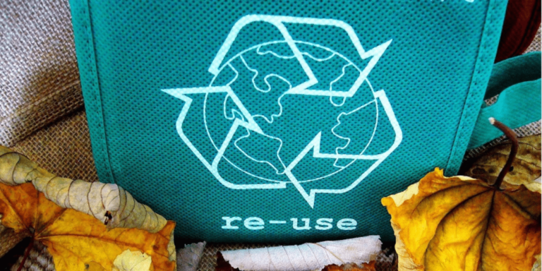 Symbole du recyclage imprimé sur un sac en tissu