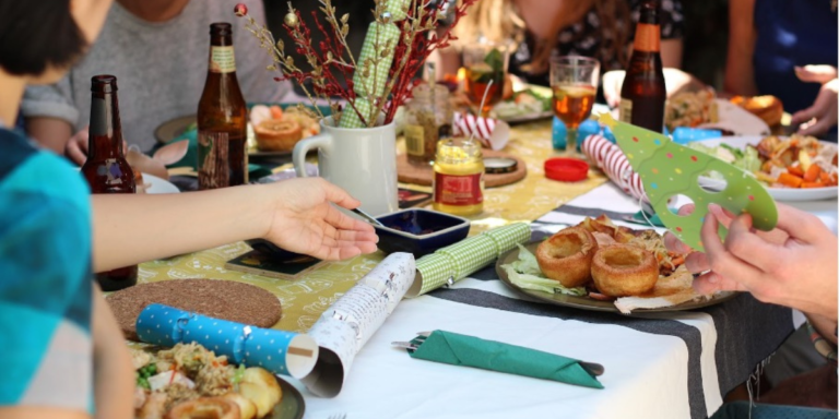 Table de repas festif avec des bouchées à la reine et masque de Noël en forme de sapin.